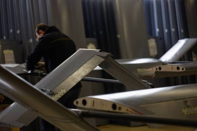 Fire Point的員工於秘密廠房內組裝FP-1長程無人機。該公司正以現有的產線技術為基礎，致力研發能大幅壓低攔截成本的新型防空系統。（路透）