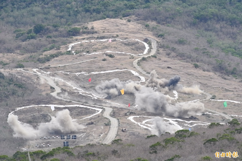 聯勇操演震撼，砲陣地揚起煙塵。（記者蔡宗憲攝）