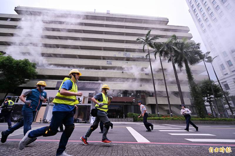 台北市去年舉辦城鎮韌性演習，在中華電信信義園區進行戰時關鍵基礎設施搶救及大傷救援演練。（資料照，記者方賓照攝）