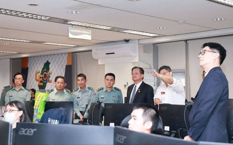 呂坤修上將率團參訪消防署救災救護指揮中心等單位、了解無人機影像串流系統及科技思維導入災防等運用情形。（圖：取自軍媒青年日報）