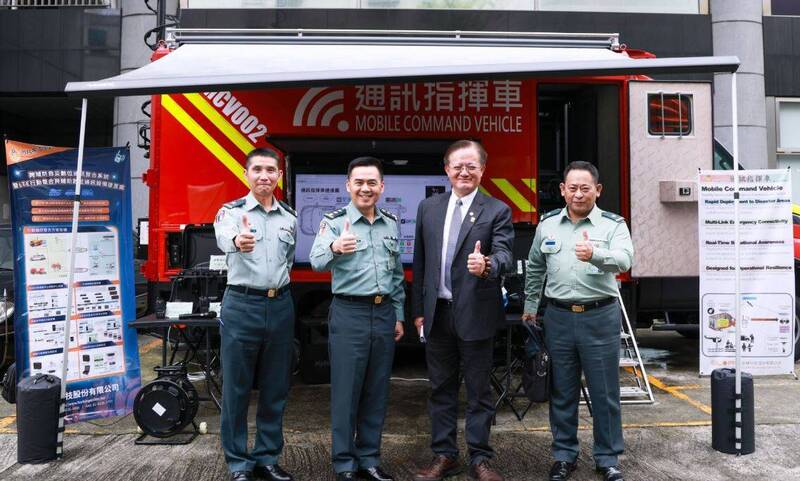 陸軍司令呂坤修上將參訪消防署救災救護指揮中心、行政院國家搜救指揮中心及新式通訊指揮車，實地了解無人機及科技思維導入災防等運用情形。（圖：取自軍媒青年日報）。