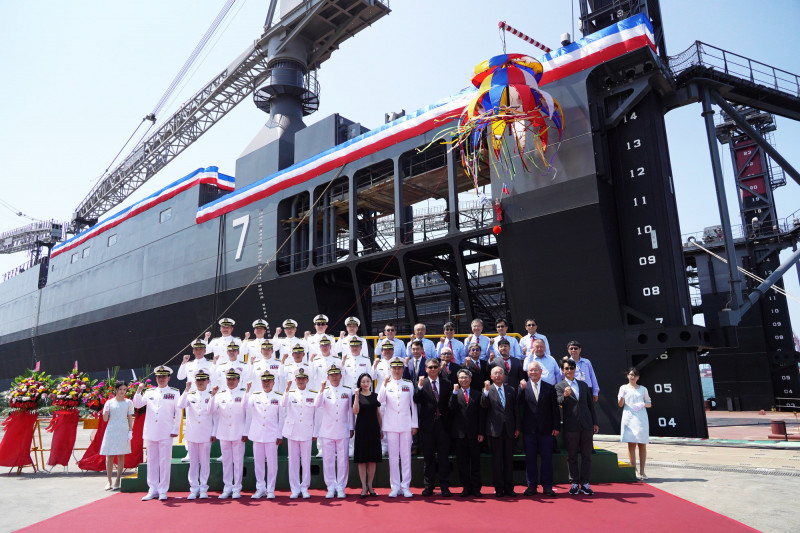 海軍官兵與台船人員在新建7號浮塢前合影。（台船提供）