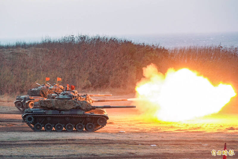 中科院推動M60A3戰車射控系統性能提升案，首輛完成裝設新款「射、砲控及觀瞄系統」的M60A3戰車，目前正進行各項系統的測試中，規劃在今年5月19日進行實彈射擊作戰測評。圖為現役M60A3戰車進行實彈射擊。（資料照）