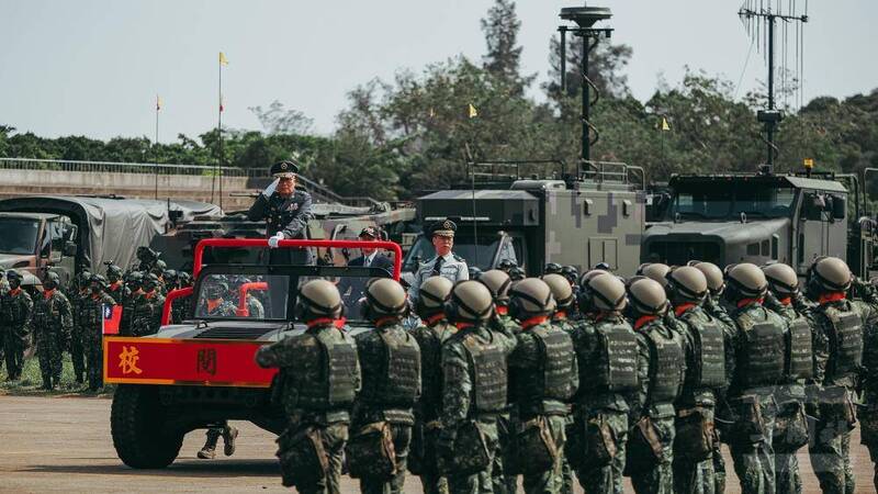 陳文星指揮官校閱M1戰車部隊。（圖：軍聞社提供）
