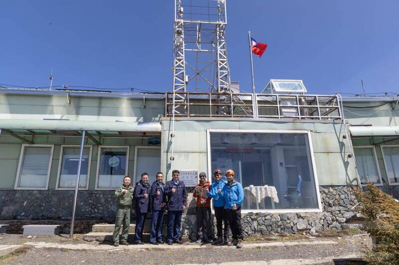 空軍司令部政戰副主任王少將（左四）、空作部政戰主任馮少將（左三），在運補時機慰問氣象站人員。（圖：軍聞社提供）