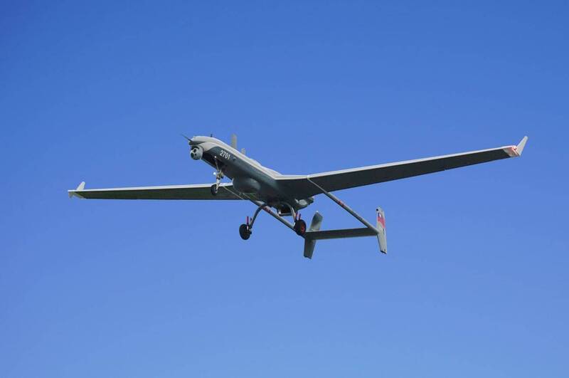 銳鳶二型無人機可依任務需求加掛「聲納浮標空投莢艙」或「多聯裝攻擊無人機發射筒」等，配合機載「標群通信與管理系統」、「水空兩用載具」與「雷射標定儀」等，遂行聯合水下反潛偵搜或執行空對面打擊作戰。（圖：取自中科院網站）