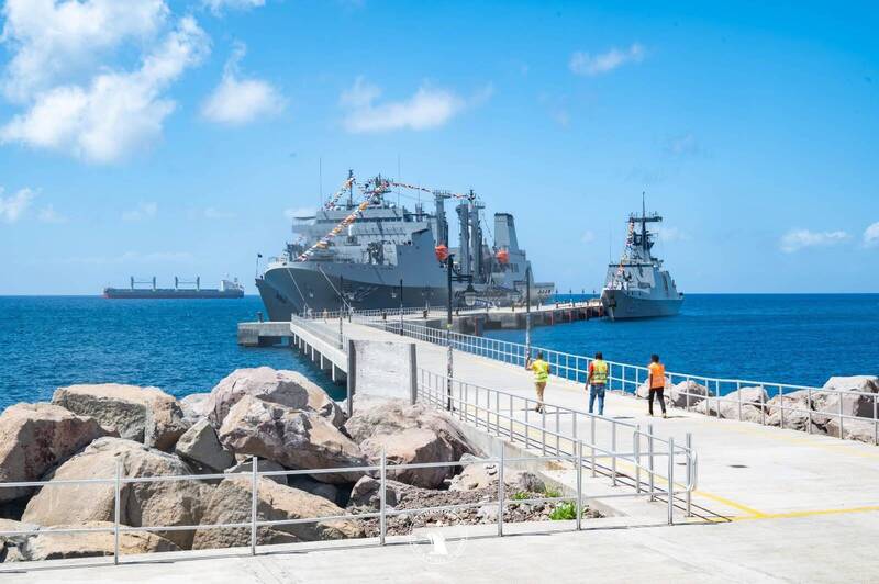 海軍「115年度敦睦遠航訓練支隊」昨天抵達友邦聖克里斯多福，開放克國民眾登艦參觀。（圖：取自我駐聖克里斯多福大使館臉書專頁）