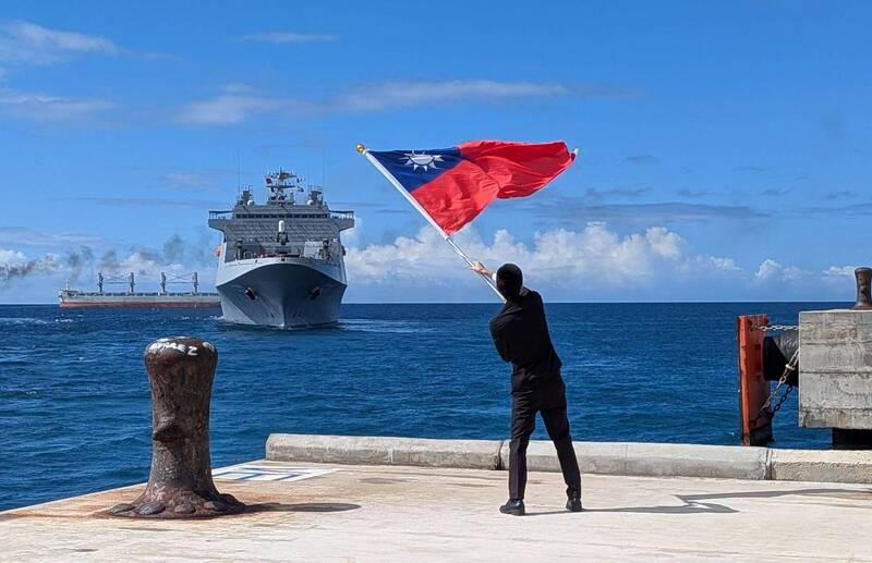 一路順風！海軍敦睦艦隊啟航前往聖露西亞 揮舞國旗壯行