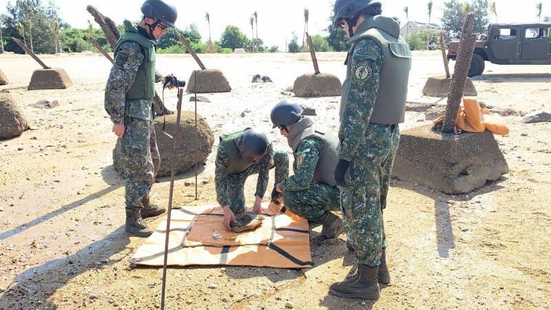 老工兵參加教召埋設M6A2戰防雷  退役中士沈暉峰還是小心翼翼