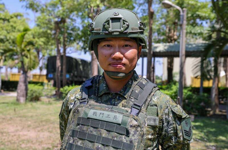 老工兵參加教召埋設M6A2戰防雷退役中士沈暉峰還是小心翼翼- 自由軍武頻道