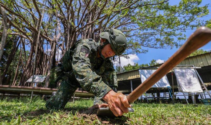 老工兵參加教召埋設M6A2戰防雷退役中士沈暉峰還是小心翼翼- 自由軍武頻道