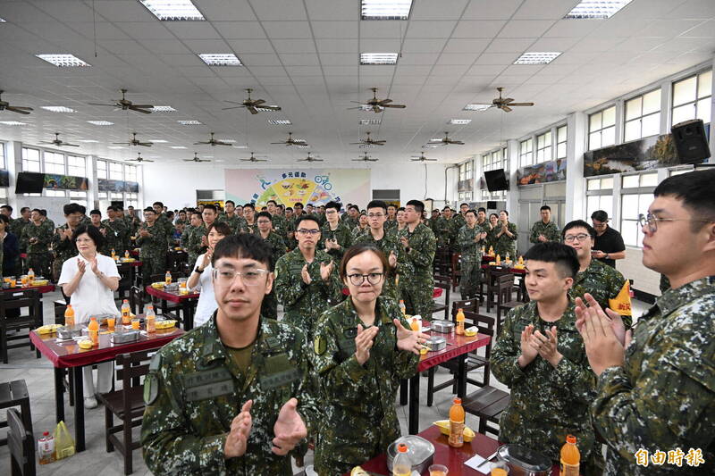 賴清德總統今天視導「陸軍步兵訓練指揮部」與官兵共進午餐。（記者李惠洲攝）
