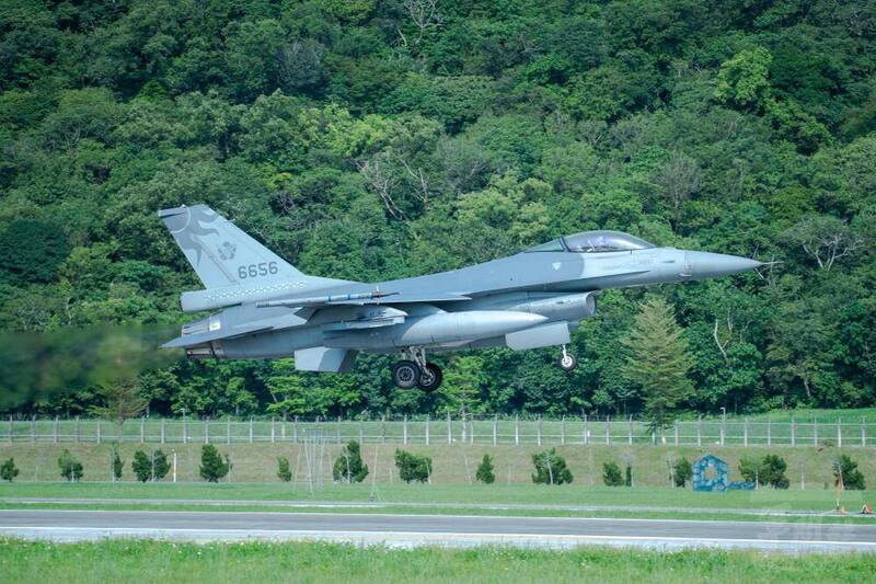 F-16V戰機升空執行反封鎖護航任務。（圖：軍聞社提供）