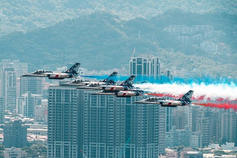 空軍新一代雷虎小組，去年十月在國慶大典上，駕駛勇鷹高教機大展飛行特技，帥氣完成雙十處女秀。（國防部發言人官方Facebook）