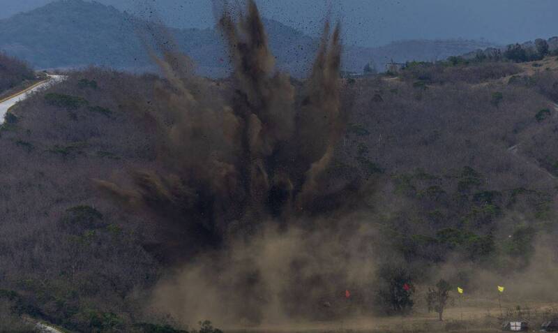 陸軍日前以專案方式引爆多批未爆彈藥，爆破場域炸起數公尺高的塵土，順利引爆未爆彈火藥，消除潛在危安因素。（圖：取自軍媒青年日報）