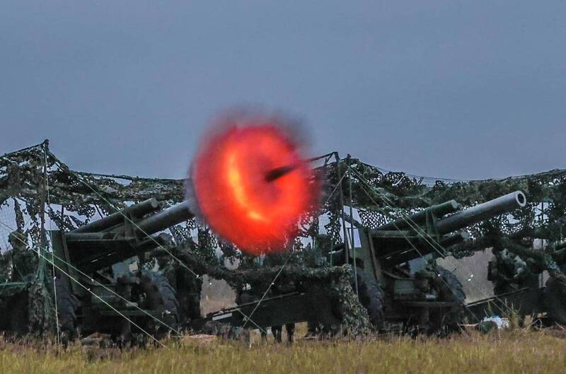 155公厘榴砲射擊瞬間。（資料照，軍聞社提供）