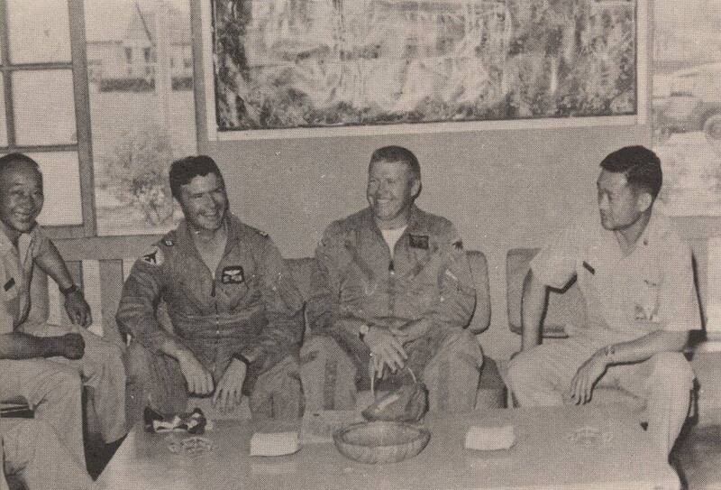 美軍由聯隊長葉格上校帶隊跨海參賽，葉格上校是美國空軍著名的試飛員，也是美國第一位超音速飛機飛行員，全體飛行員以熱烈掌聲向這位飛行英雄致意。（圖：取自王鳴中FB丶中華民國的空軍月刊）