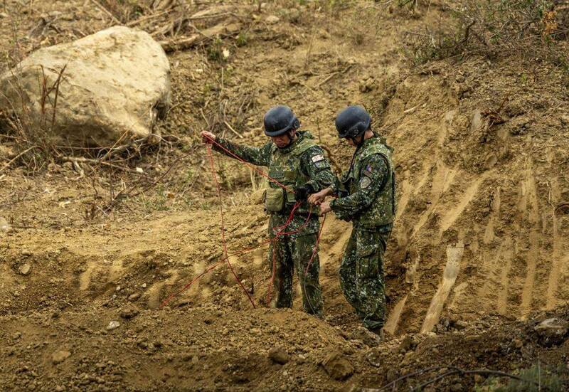 官兵進行佈線作業，連結導爆索與導電電線，完成爆破前準備。（圖：取自軍媒青年日報）