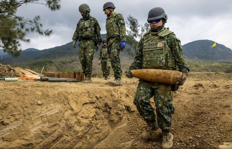 陸軍專案爆燬未爆彈炸起數公尺高火塵  2位資深士官長沒在怕