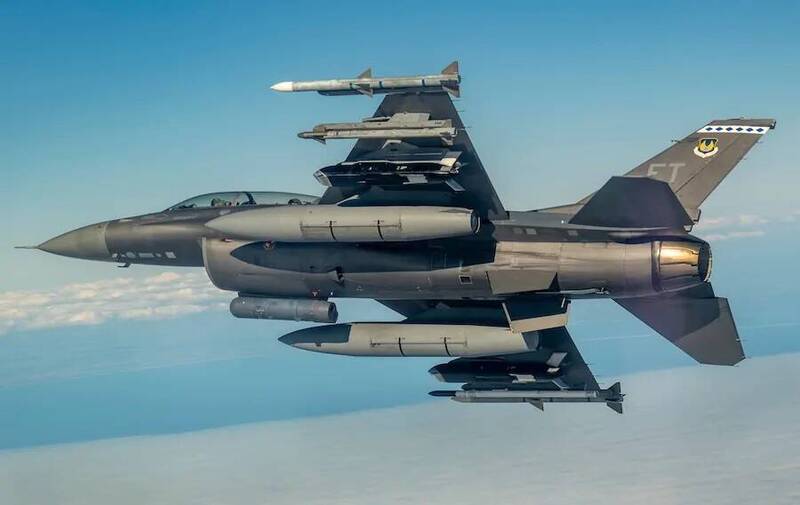 不用闖防空射程！F-16測試新武器 空中放出攻擊載具