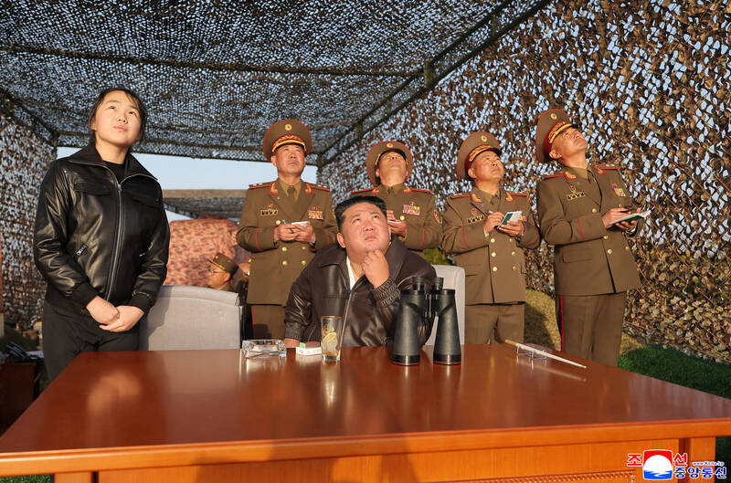 金正恩與被視為潛在接班人的女兒金主愛（音），在海岸觀察點觀看飛彈發射。（歐新社）