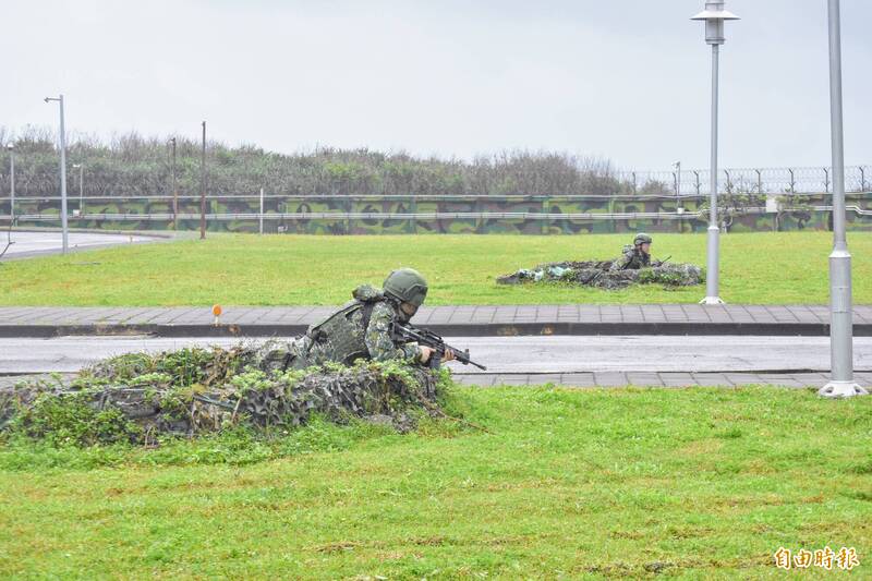 應變組官兵一分為二，於掩體掩護前方。（記者吳哲宇攝）