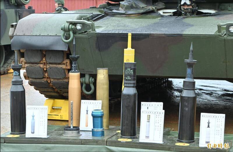 M1戰車使用的各型120公厘戰車砲彈。（資料照，記者田裕華攝）