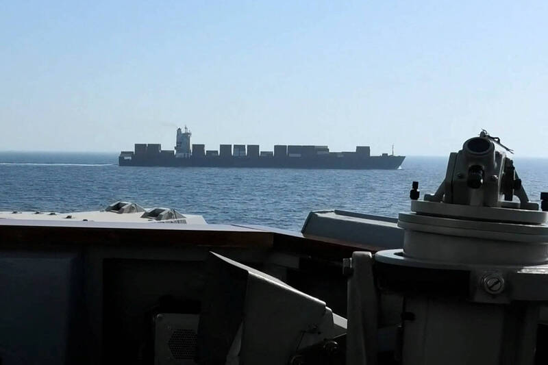 美軍史普魯恩斯號驅逐艦向伊朗圖斯卡號貨船開砲，創下美軍38年以來的另類紀錄。（路透檔案照）