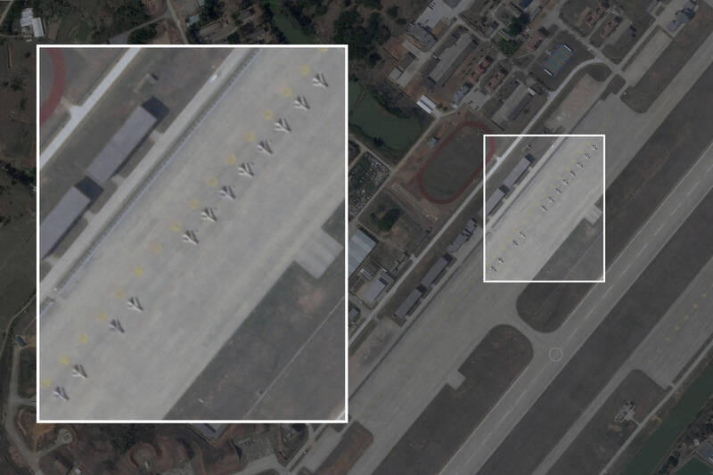 衛星影像顯示，中國福建省龍田空軍基地內，停放著老舊的殲-6無人機。（路透檔案照）
