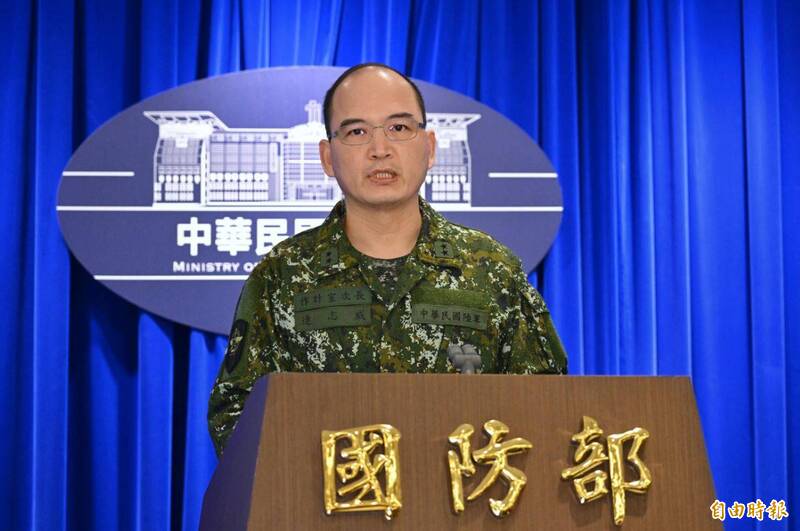 軍方傳出陸軍六軍團指揮官陳文星中將月底升任國防部常務次長，並由國防部作戰暨計畫次長（聯三）連志威中將接掌六軍團。圖為連志威次長去年12月，在國防部記者會中說明「國軍針對中共實彈軍演應處作為」。（資料照，記者陳逸寬攝）