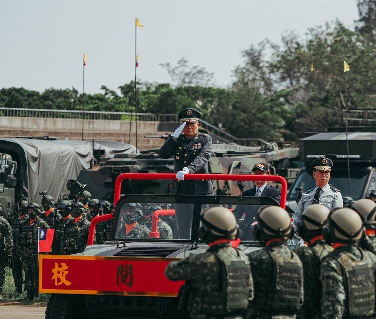 六軍團指揮官陳文星中將，傳出月底將升任國防部常務次長。為陳文星本月上旬校閱新成軍的M1A2T戰車營。（資料照，陸軍第6軍團提供）