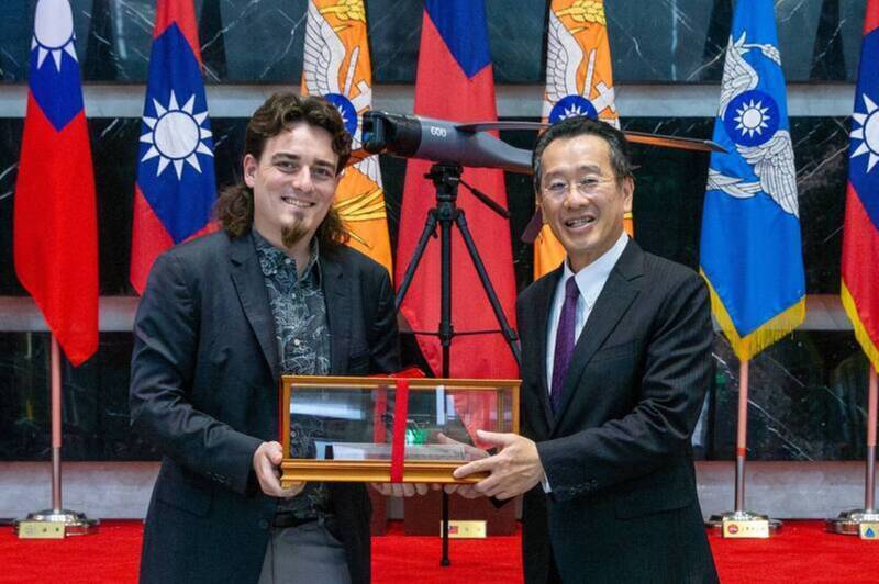美國國防公司Anduril創辦人拉奇（左）去年8月前往國防部會晤防長顧立雄（右），並親自交付首批Altius 600M反裝甲無人機、致贈模型。（國防部提供）