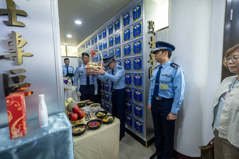 緬懷忠勇英靈  鄭榮豐上將偕李棟樑赴空軍公墓向烈士致祭