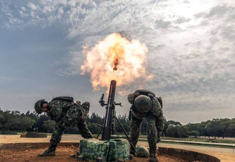 憲兵裝步239營、砲兵228營一連兩日分別實施基地戰力鑑測，官兵運用CM34裝步戰鬥車及120迫擊砲等裝備，進行實彈射擊，藉以驗證武器操作效能，厚植衛戍作戰能量。（圖：取自軍媒青年日報）