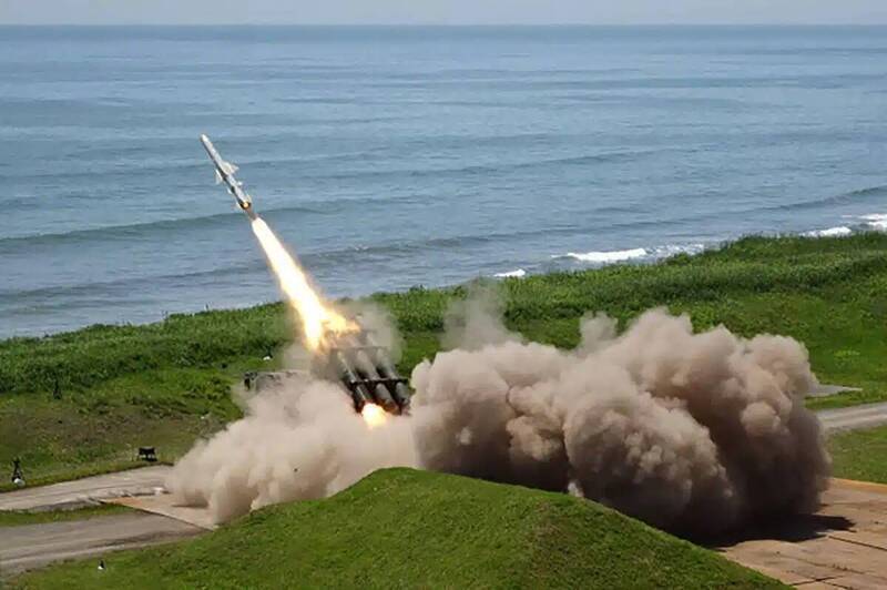 日本陸上自衛隊2025年進行88式陸基反艦飛彈（Type 88 SSM）實彈射擊的檔案照。（取自日本陸上自衛隊）