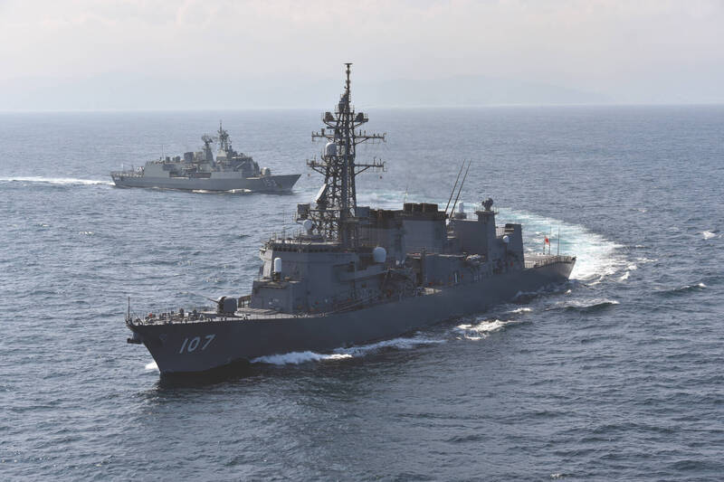 日本海上自衛隊護衛艦「雷」號（舷號107）17日通過台灣海峽，前往南海，參與美國與菲律賓的「肩並肩」聯合軍演。（圖：取自日本海上自衛隊網站）