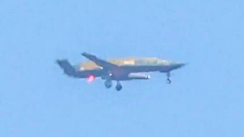 首架邁向量產階段的 MQ-25「刺魟」無人加油機進行首飛。與先前的測試平台不同，此型號更接近未來實際部署於航艦的實戰構型。 （圖：The Aviationist）
