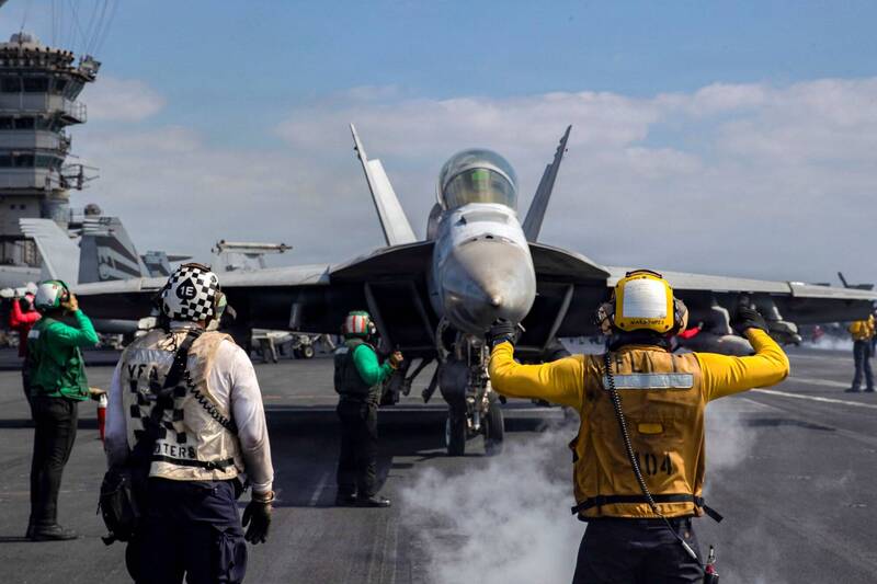 美伊戰火未歇，美軍林肯號航艦1架F/A-18F準備起飛。（路透檔案照）