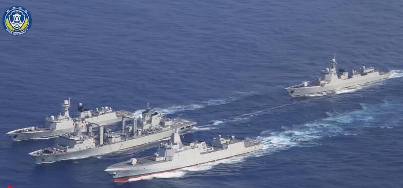 中國解放軍南部戰區派出「107編隊」於呂宋島東側海域巡弋，編隊陣容包含055型驅逐艦「遵義號」（107）與052D型驅逐艦「合肥號」（174）等艦艇。圖為共軍釋出之編隊航行畫面。（圖取自解放軍南部戰區）
