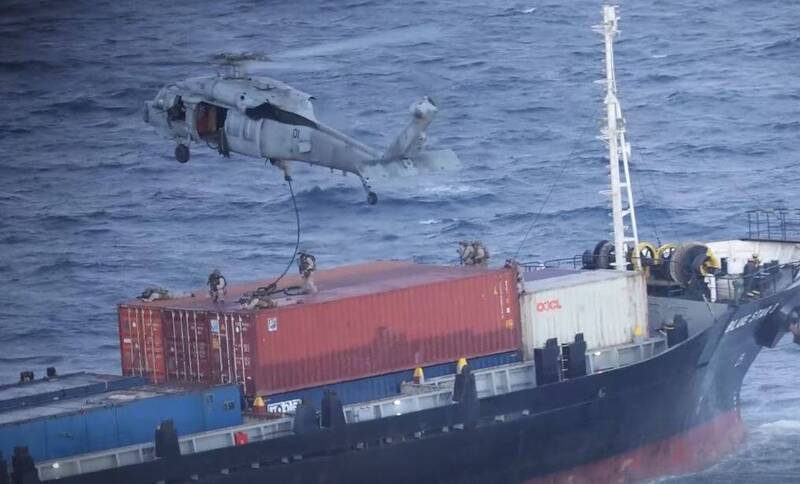 中央司令部秀最新攔截片！美軍直升機空降陸戰隊登船畫面曝