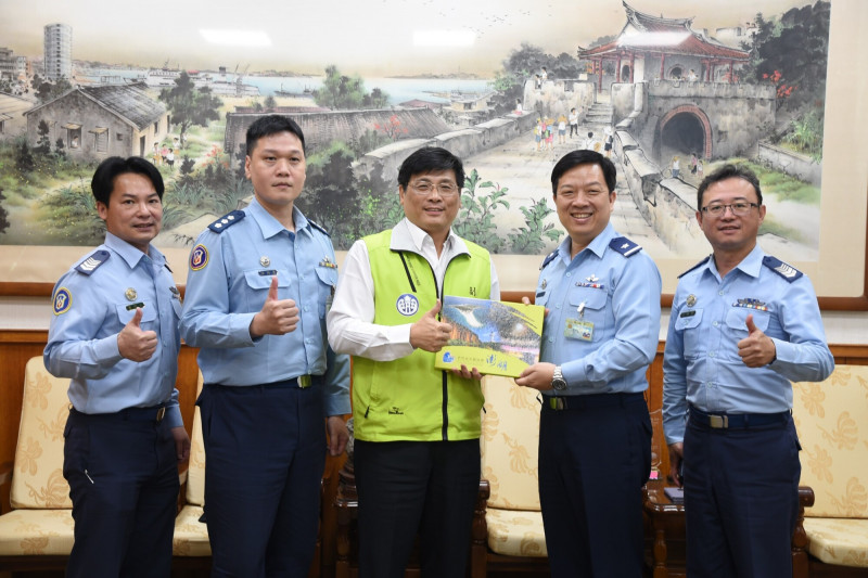空軍第一戰術戰鬥機聯隊長廖伯文等一行人，拜會副縣長林皆興。（澎湖縣政府提供）