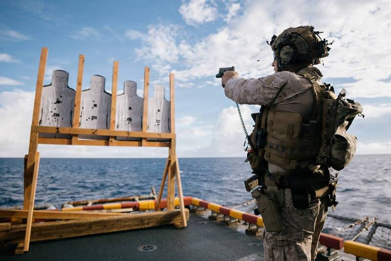 隨美軍拳師號兩棲戒備群出動的第11陸戰遠征支隊，在海上進行實彈射擊訓練。（取自美軍陸戰隊臉書）