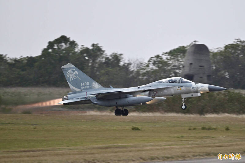 圖為2025年1月投入春節加強戰備操演的空軍三聯隊IDF戰機。（資料照，記者塗建榮攝）