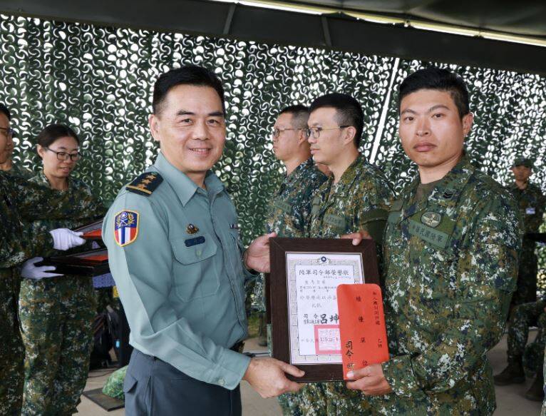 陸軍司令呂坤修上將頒獎表揚績優團體，甲、乙組分別由58砲指部及馬防部拔得頭籌。（陸軍司令部丶軍媒青年日報提供）