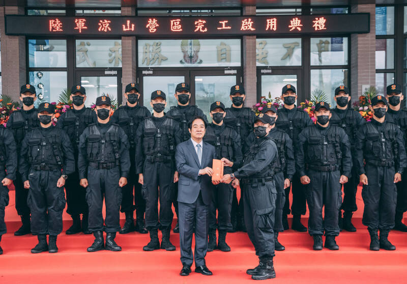 賴清德總統在2024年12月曾視導陸軍涼山特勤隊，他表示，無論上山下海、跳傘潛水，都難不倒大家。特勤隊弟兄們認真訓練，就是要做國軍菁英中的菁英，令人非常欽佩。（圖：總統府提供）