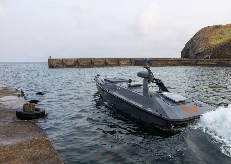 肩並肩演習突破！美軍綠扁帽部隊操作自殺無人艇擊沉靶艦