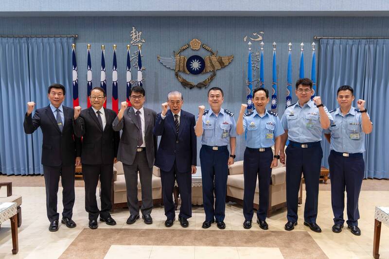 感念空軍時刻守護領空安全 李棟樑慰訪空軍司令部致意