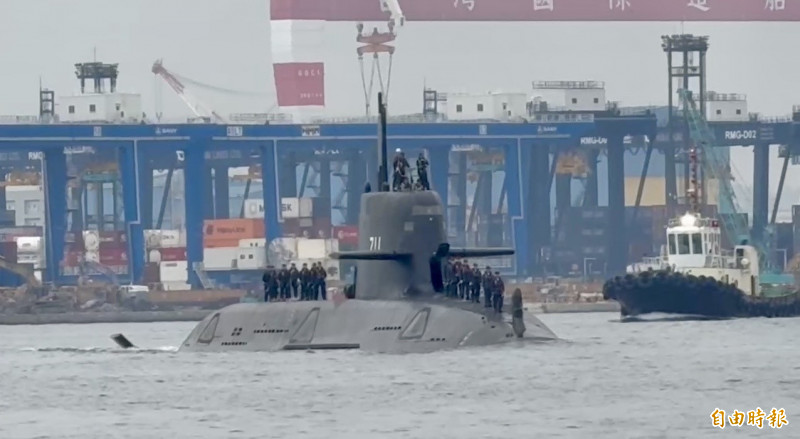 海鯤號今天再度現身海測，力拚七月交艦。（記者李惠洲攝）