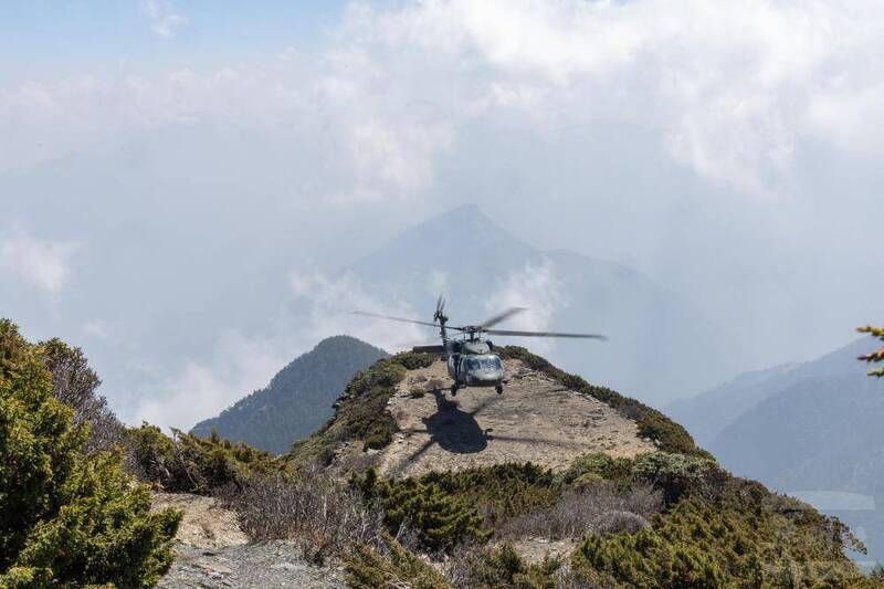 運補任務時，飛行官會先將機身輕觸地面，確認地面能完全承受直升機重量。（圖：軍聞社提供）