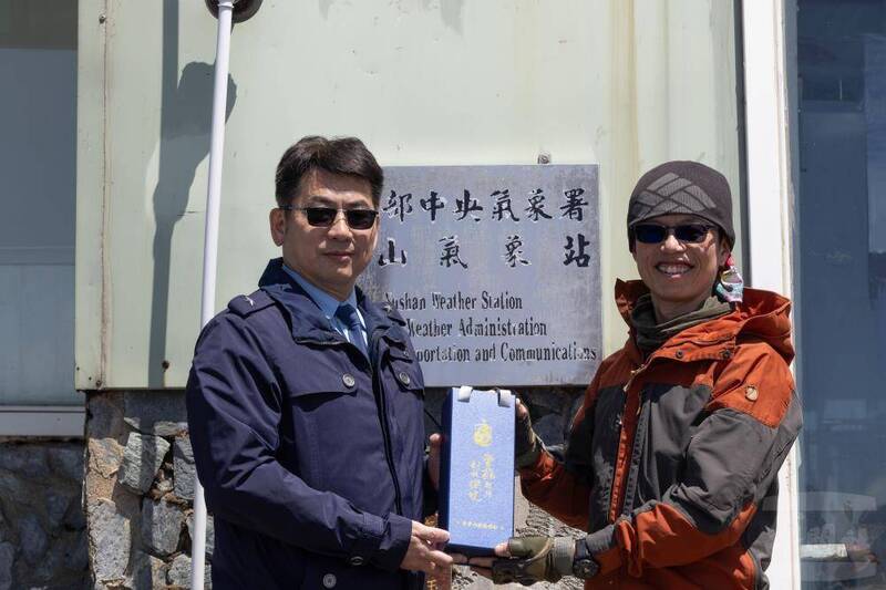 空軍司令部副主任王自立少將，日前搭乘空軍黑鷹直升機，慰問玉山氣象站人員。（圖：軍聞社提供）